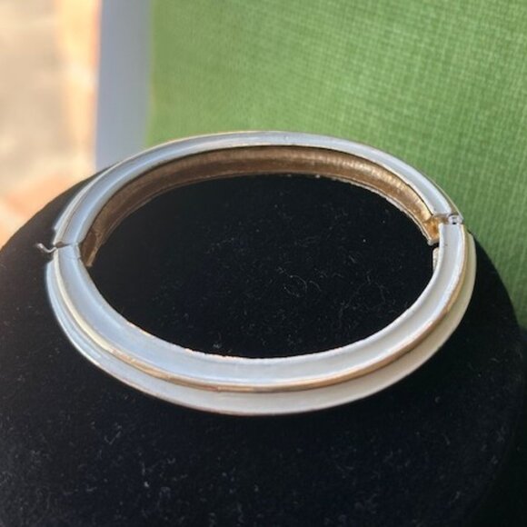 KRAMER of NY Gold White Enamel Striped Hinged Bangle BRACELET - Picture 3 of 8